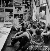 Czerwiec 1979, Warszawa, Polska.
Pracownia profesor Teresy Pągowskiej w Akademii Sztuk Pięknych. Teresa Pągowska podczas spotkania ze studentami.
Fot. Irena Jarosińska, zbiory Ośrodka KARTA