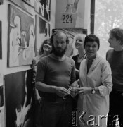 Czerwiec 1979, Warszawa, Polska.
Pracownia profesor Teresy Pągowskiej w Akademii Sztuk Pięknych. Teresa Pągowska podczas spotkania ze studentami.
Fot. Irena Jarosińska, zbiory Ośrodka KARTA