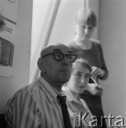 Czerwiec 1979, Warszawa, Polska.
Grafik, rysownik, twórca plakatów profesor Henryk Tomaszewski ze studentami w pracowni w Akademii Sztuk Pięknych.
Fot. Irena Jarosińska, zbiory Ośrodka KARTA