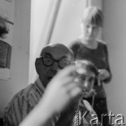 Czerwiec 1979, Warszawa, Polska.
Grafik, rysownik, twórca plakatów profesor Henryk Tomaszewski ze studentami w pracowni w Akademii Sztuk Pięknych.
Fot. Irena Jarosińska, zbiory Ośrodka KARTA