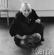 Czerwiec 1979, Warszawa, Polska.
Studentka i Agata - jamnik Ireny Jarosińskiej - w pracowni profesor Teresy Pągowskiej w Akademii Sztuk Pięknych. 
Fot. Irena Jarosińska, zbiory Ośrodka KARTA