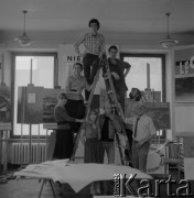 Czerwiec 1979, Warszawa, Polska.
Grafik, rysownik, twórca plakatów profesor Henryk Tomaszewski (w okularach) ze studentami w pracowni w Akademii Sztuk Pięknych.
Fot. Irena Jarosińska, zbiory Ośrodka KARTA