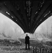 Zima 1973, Warszawa, Polska.
Reżyser Walerian Borowczyk pod mostem średnicowym.
Fot. Irena Jarosińska, zbiory Ośrodka KARTA