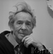 Zima 1979, Polska.
Grafik i rysownik profesor Tadeusz Kulisiewicz.
Fot. Irena Jarosińska, zbiory Ośrodka KARTA 
