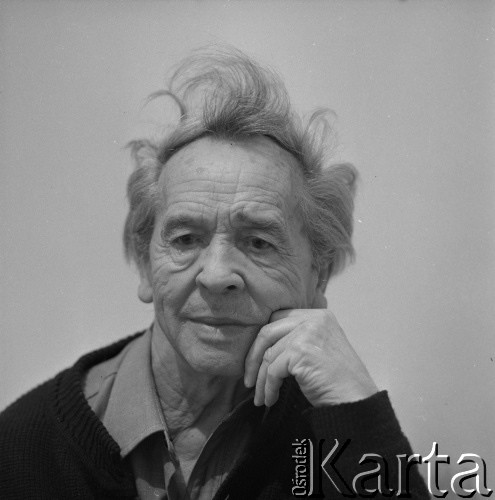 Zima 1979, Polska.
Grafik i rysownik profesor Tadeusz Kulisiewicz.
Fot. Irena Jarosińska, zbiory Ośrodka KARTA 

