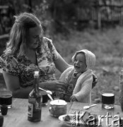 1978-1987, Grobka, Polska.
Rodzina leśniczego z Grobki.
Fot. Irena Jarosińska, zbiory Ośrodka KARTA