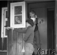 1978-1987, Grobka, Polska.
Ewa Sosińska (na pierwszym planie) - przyjaciółka i sąsiadka fotografki Ireny Jarosińskiej oraz Wanda Nowakowska.
Fot. Irena Jarosińska, zbiory Ośrodka KARTA