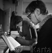 1978-1987, Grobka, Polska.
Wanda Nowakowska (na pierwszym planie) oraz Ewa Sosińska - przyjaciółka i sąsiadka fotografki Ireny Jarosińskiej.
Fot. Irena Jarosińska, zbiory Ośrodka KARTA
