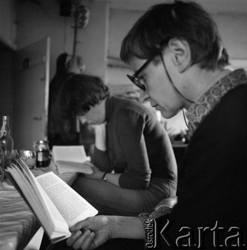1978-1987, Grobka, Polska.
Wanda Nowakowska (na pierwszym planie) oraz Ewa Sosińska - przyjaciółka i sąsiadka fotografki Ireny Jarosińskiej.
Fot. Irena Jarosińska, zbiory Ośrodka KARTA