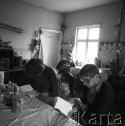 1978-1987, Grobka, Polska.
Wanda Nowakowska - żona reżysera Marka Nowakowskiego, Ewa Sosińska - przyjaciółka i sąsiadka fotografki Ireny Jarosińskiej oraz Marek Nowakowski.
Fot. Irena Jarosińska, zbiory Ośrodka KARTA