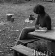 1978-1987, Grobka, Polska.
Ewa Sosińska - przyjaciółka i sąsiadka fotografki Ireny Jarosińskiej - oraz jamnik Agata. 
Fot. Irena Jarosińska, zbiory Ośrodka KARTA