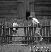 1978-1987, Grobka, Polska.
Wanda Nowakowska (z lewej) - żona reżysera Marka Nowakowskiego oraz Ewa Sosińska - przyjaciółka i sąsiadka fotografki Ireny Jarosińskiej.
Fot. Irena Jarosińska, zbiory Ośrodka KARTA