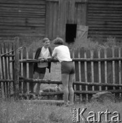 1978-1987, Grobka, Polska.
Wanda Nowakowska (z lewej) - żona reżysera Marka Nowakowskiego oraz Ewa Sosińska - przyjaciółka i sąsiadka fotografki Ireny Jarosińskiej.
Fot. Irena Jarosińska, zbiory Ośrodka KARTA