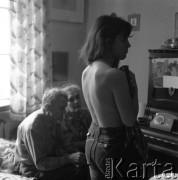 Lata 70. lub 80., Polska.
Fotoreporter Witold Dederko z  wnuczką.
Fot. Irena Jarosińska, zbiory Ośrodka KARTA
