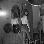 Lata 70. lub 80., Polska.
Fotoreporter Witold Dederko fotografuje swoją wnuczkę.
Fot. Irena Jarosińska, zbiory Ośrodka KARTA