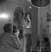 Lata 70. lub 80., Polska.
Fotoreporter Witold Dederko fotografuje swoją wnuczkę.
Fot. Irena Jarosińska, zbiory Ośrodka KARTA