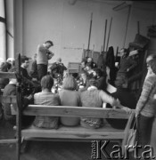 lata 70-te, Warszawa, Polska
Malarz Henryk Stażewski (w głębi) z wizytą w Akademii Sztuk Pięknych
Fot. Irena Jarosińska, zbiory Ośrodka KARTA