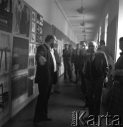 lata 70-te, Warszawa, Polska
Malarz Henryk Stażewski (na pierwszym planie z prawej) z wizytą w Akademii Sztuk Pięknych
Fot. Irena Jarosińska, zbiory Ośrodka KARTA