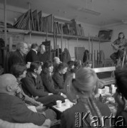 lata 70-te, Warszawa, Polska
Malarz Henryk Stażewski (1. z lewej) z wizytą w Akademii Sztuk Pięknych. Koncert na cześć artysty.
Fot. Irena Jarosińska, zbiory Ośrodka KARTA
