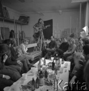 lata 70-te, Warszawa, Polska
Malarz Henryk Stażewski z wizytą w Akademii Sztuk Pięknych. Koncert na cześć artysty.
Fot. Irena Jarosińska, zbiory Ośrodka KARTA