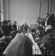 lata 70-te, Warszawa, Polska
Malarz Henryk Stażewski (w głębi) z wizytą w Akademii Sztuk Pięknych
Fot. Irena Jarosińska, zbiory Ośrodka KARTA