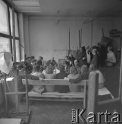 lata 70-te, Warszawa, Polska
Malarz Henryk Stażewski (w głębi) z wizytą w Akademii Sztuk Pięknych
Fot. Irena Jarosińska, zbiory Ośrodka KARTA