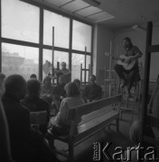 lata 70-te, Warszawa, Polska
Malarz Henryk Stażewski z wizytą w Akademii Sztuk Pięknych. Koncert gitarowy na cześć artysty.
Fot. Irena Jarosińska, zbiory Ośrodka KARTA