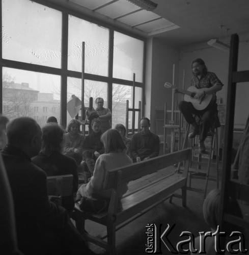 lata 70-te, Warszawa, Polska
Malarz Henryk Stażewski z wizytą w Akademii Sztuk Pięknych. Koncert gitarowy na cześć artysty.
Fot. Irena Jarosińska, zbiory Ośrodka KARTA