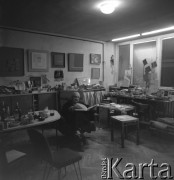 lata 70-te, Warszawa, Polska
Malarz Henryk Stażewski w swojej pracowni przy ul. Świerczewskiego
Fot. Irena Jarosińska, zbiory Ośrodka KARTA