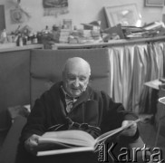 lata 70-te, Warszawa, Polska
Malarz Henryk Stażewski w swojej pracowni przy ul. Świerczewskiego
Fot. Irena Jarosińska, zbiory Ośrodka KARTA