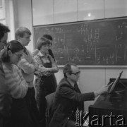 lata 70-te, Warszawa, Polska
Kompozytor Jerzy Rudziński ze swoimi uczniami
Fot. Irena Jarosińska, zbiory Ośrodka KARTA