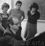 lata 70-te, Warszawa, Polska
Kompozytor Jerzy Rudziński ze swoimi uczniami
Fot. Irena Jarosińska, zbiory Ośrodka KARTA
