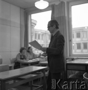 lata 70-te, Warszawa, Polska
Kompozytor Jerzy Rudziński ze swoimi uczniami
Fot. Irena Jarosińska, zbiory Ośrodka KARTA