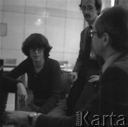 lata 70-te, Warszawa, Polska
Kompozytor Jerzy Rudziński ze swoimi uczniami
Fot. Irena Jarosińska, zbiory Ośrodka KARTA