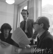 lata 70-te, Warszawa, Polska
Kompozytor Jerzy Rudziński ze swoimi uczniami
Fot. Irena Jarosińska, zbiory Ośrodka KARTA