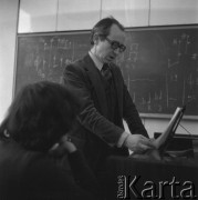lata 70-te, Warszawa, Polska
Kompozytor Jerzy Rudziński ze swoimi uczniami
Fot. Irena Jarosińska, zbiory Ośrodka KARTA