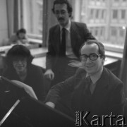 lata 70-te, Warszawa, Polska
Kompozytor Jerzy Rudziński ze swoimi uczniami
Fot. Irena Jarosińska, zbiory Ośrodka KARTA