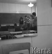 lata 70-te, Warszawa, Polska
Kompozytor Jerzy Rudziński ze swoimi uczniami
Fot. Irena Jarosińska, zbiory Ośrodka KARTA