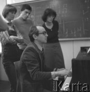 lata 70-te, Warszawa, Polska
Kompozytor Jerzy Rudziński ze swoimi uczniami
Fot. Irena Jarosińska, zbiory Ośrodka KARTA