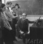 lata 70-te, Warszawa, Polska
Kompozytor Jerzy Rudziński ze swoimi uczniami
Fot. Irena Jarosińska, zbiory Ośrodka KARTA