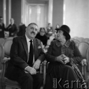 Lata 60. lub 70., Warszawa, Polska.
Pisarz Jerzy Waldorff na uroczystości z okazji zakończenia Roku Stanisławowskiego na Zamku Królewskim. 
Fot. Irena Jarosińska, zbiory Ośrodka KARTA