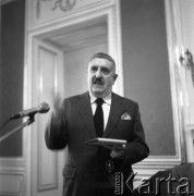 Lata 60. lub 70., Warszawa, Polska.
Pisarz Jerzy Waldorff na uroczystości z okazji zakończenia Roku Stanisławowskiego na Zamku Królewskim. 
Fot. Irena Jarosińska, zbiory Ośrodka KARTA