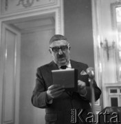 Lata 60. lub 70., Warszawa, Polska.
Pisarz Jerzy Waldorff na uroczystości z okazji zakończenia Roku Stanisławowskiego na Zamku Królewskim. 
Fot. Irena Jarosińska, zbiory Ośrodka KARTA