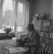 lata 70-te, Warszawa, Polska
Pisarz Lesław Bartelski
Fot. Irena Jarosińska, zbiory Ośrodka KARTA