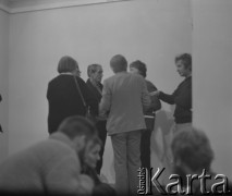 lata 70-te, Warszawa, Polska
Wystawa Włodzimierza Borowskiego. Uczestnicy wernisażu.
Fot. Irena Jarosińska, zbiory Ośrodka KARTA