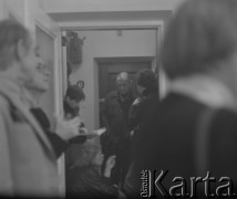 lata 70-te, Warszawa, Polska
Wystawa Włodzimierza Borowskiego. Uczestnicy wernisażu.
Fot. Irena Jarosińska, zbiory Ośrodka KARTA