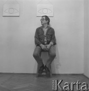 lata 70-te, Warszawa, Polska
Wystawa Włodzimierza Borowskiego. Artysta ze swoją pracą.
Fot. Irena Jarosińska, zbiory Ośrodka KARTA