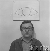 lata 70-te, Warszawa, Polska
Wystawa Włodzimierza Borowskiego. Artysta ze swoją pracą.
Fot. Irena Jarosińska, zbiory Ośrodka KARTA