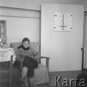 styczeń 1983, Warszawa, Polska.
Przygotowania do wernisażu w pracowni Ireny Jarosińskiej. Na zdjęciu żona artysty Koji Komoji
Fot. Irena Małek-Jarosińska, zbiory Ośrodka KARTA.