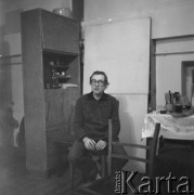 styczeń 1983, Warszawa, Polska.
Przygotowania do wernisażu w pracowni Ireny Jarosińskiej. Na zdjęciu Włodzimierz Borowski
Fot. Irena Małek-Jarosińska, zbiory Ośrodka KARTA.